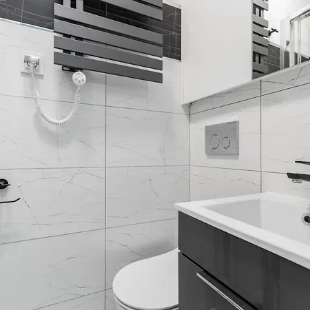 Traffic By Grand Apartment